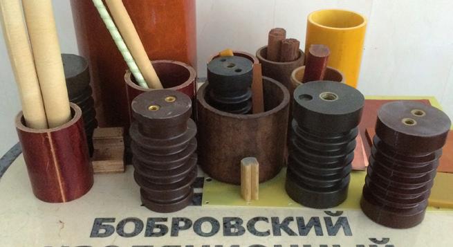 Hlavním oborem činnosti závodu je výroba vrstvených deskových materiálů (různé typy výztuží papírové, sklolaminátové a tetilní).
