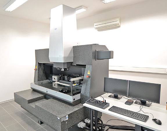 ZAKÁZKOVÁ MĚŘENÍ Certifikováno dle ISO 9001 Multisenzorový souřadnicový stroj Werth - VideoCheck IP 1250 disponuje měřicími rozsahy 1250 650 400 mm, nosnost pracovního stolu je až 150kg a maximální