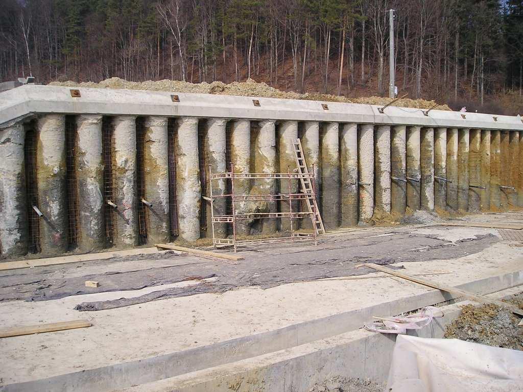 -Milánské stěny jsou podzemní stěny tvořené průběžnou rýhou tloušťky 400 až 1500 mm a hloubku do 40 m.