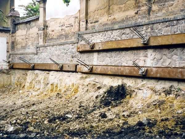 Zemní kotvy Zemní a horninové kotvy se využívají při kotvení ních konstrukcí (záporové, pilotové, mikropilotové stěny), zajišťování