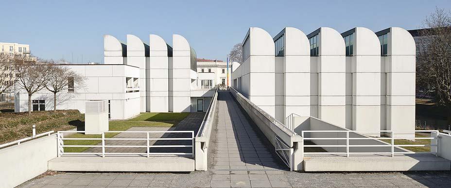 FENOMÉN BAUHAUS Bauhaus je z hlediska dějin umění, architektury a designu považován za jednu z nejvýznamnějších škol.