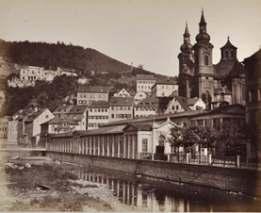 Historie místa Zpočátku stály nad výtryskem Vřídla pouze lehké přístřešky či pavilony. V roce 1774 byl postaven velký Vřídelní sál a v blízkosti kolem vývěru provizorní dřevěný pavilon.