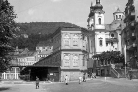 ale kvůli válce se z obnovení kolonády ustoupilo a roku 1946 nahradilo kolonádu