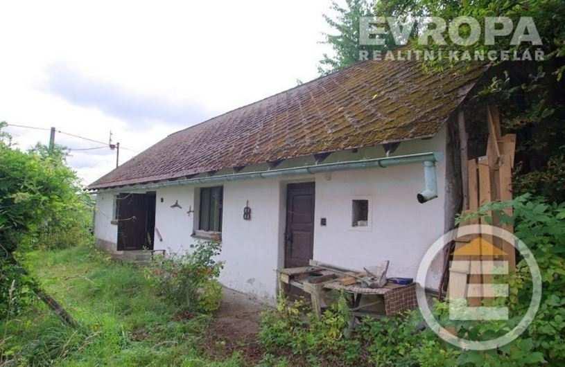Dispozice: vstupní chodba, obytná kuchyně s opravenými kachlovými kamny, pokoj, prostor pro koupelnu a WC. Za obytnou částí navazuje hospodářská část s možností rozšíření na obytnou.