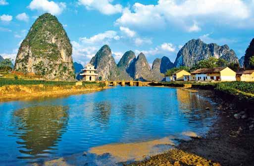 Velká cesta Čínou s návštěvou Hong Kongu a Macaa Peking Velká čínská zeď Xi`an Šanghaj Suzhou Guilin rýžové terasy Long Ji Yangshuo Hong Kong Macao > ČÍNA 1. den: odlet z Prahy s přestupem do Pekingu.