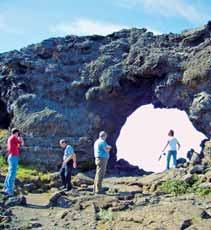 Na cestě zkeflavíku na poloostrově Reykjanes do oblasti Borgarfjörduru nebude chybět zastávka unejvětších horkých pramenů na Islandu Deildartunguhver (180 litrů vařící vody za vteřinu), kaskády