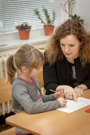 Zpravidla si tento den připomínají žáci se svými třídními učiteli problematiku autismu a podporu tohoto vyjadřují svým modrým oblečením.