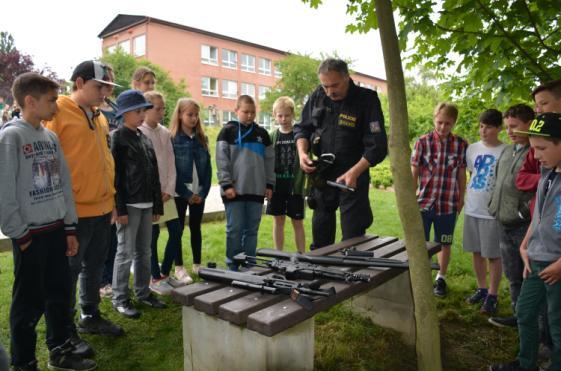 Celkem 4 stanoviště: Ukázka různé pyrotechniky Ukázka výzbroje dnešní policie ČR Ukázka pyrotechnického obleku Ukázka pomůcek kynologů k výcviku psů Na každém stanovišti k tématu probíhala přednáška,