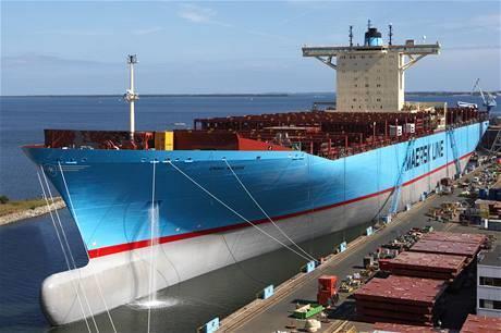 Emma Maersk Největší nákladní loď světa v číslech rozměry 397 x 56 metrů ponor 15,5 metru výška 30 metrů (od kýlu po palubu) motor: 14 válců, výkon 80 MW, dalších 5 menších motorů o celkévm výkonu 30