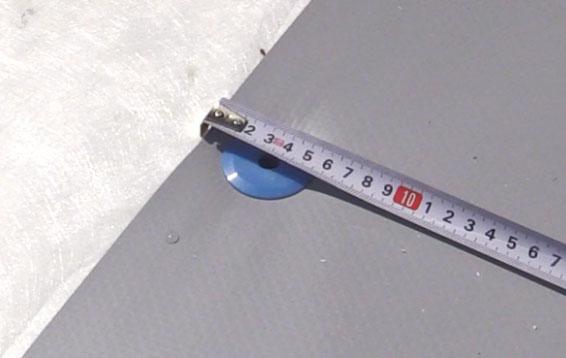 Kotevní prvky se umísťují k okraji kotveného pásu tak, aby minimální vzdálenost hrany podložky od pásu byla 10 mm. Není-li možno umístit všechny potřebné prvky pouze v okraji pásu, tj.