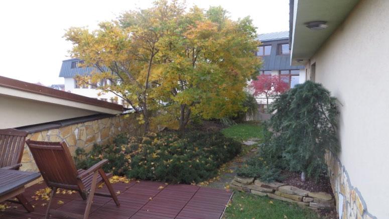 fóliemi, případně jinými materiály propustnými pro vodu. Obvykle je instalována do konstrukcí střech provozních a vegetačních.