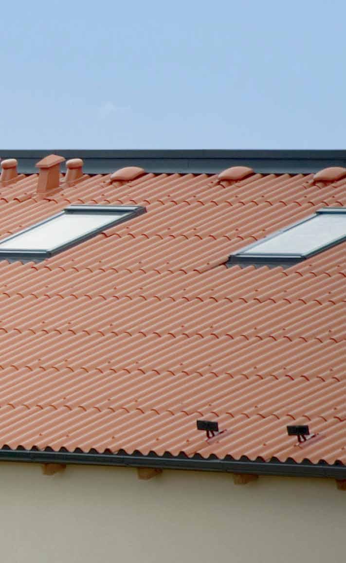 Větrání střešního pláště je realizováno hřebenem střechy. Kapacita větrání je dána profilem vlnité krytiny (pro A5 platí 250 cm 2 /bm).