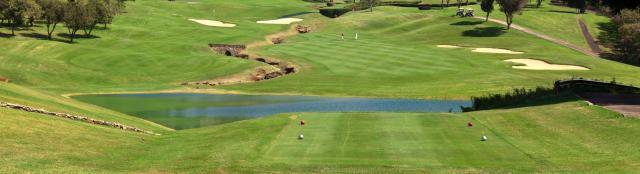 Odpaliště (Tee Box) Odpaliště je vyznačeno dvěma značkami, jejichž spojnice tvoří pomyslnou startovní čáru.