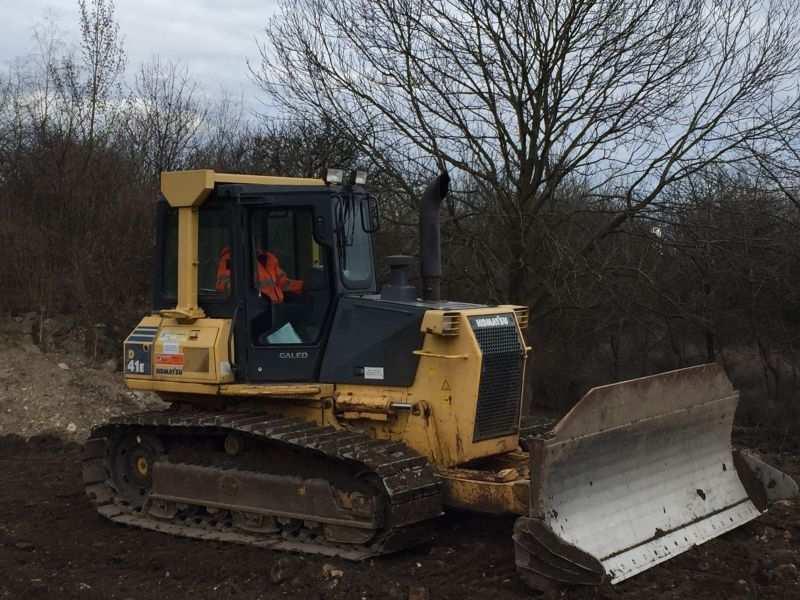 do 3 dnů 790,- Kč/hod do 10 dnů 735,- Kč/hod nad 10 dnů 685,- Kč/hod Pásový dozer KOMATSU