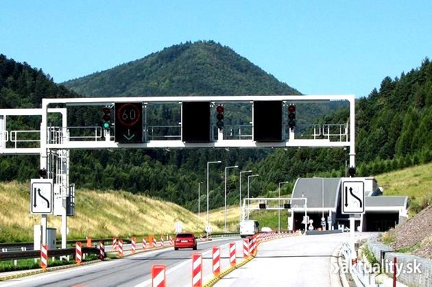 Národná diaľničná spoločnosť. Operátory môžu riadiť len dopravu v tuneli, pomocou schválených schém.