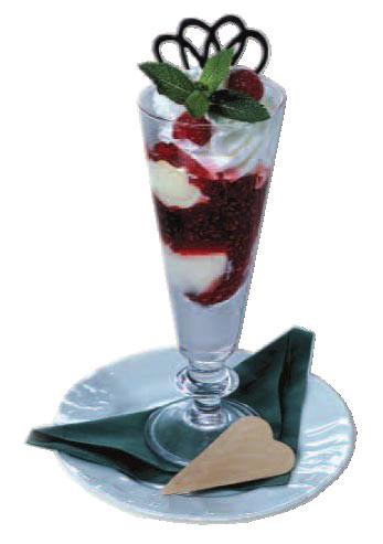 Vanilleeis mit heißen Himbeeren übergossen, mit Schlagsahne und Himbeerenguss
