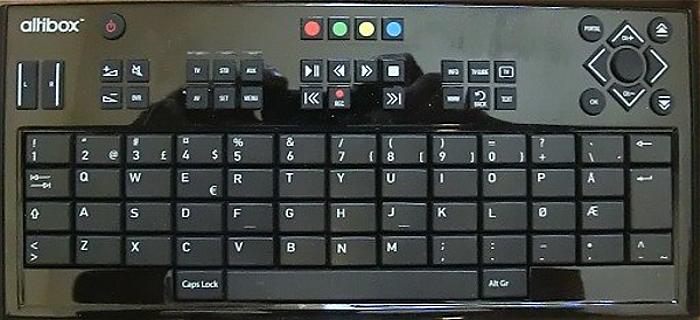 Programovatelný multifunkční IR ovladač se schopností se učit. Lze ovládat až tři zařízení najednou (STB, TV, další zařízení) prostřednictvím předdefinovaných kódů nebo pomocí schopnosti se učit.