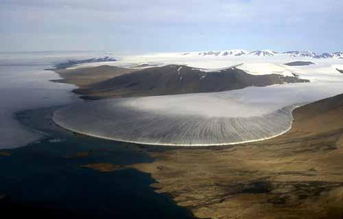 Grónský pevninský ledovec (Greenland ice sheet) Pokrývá 80 % plochy Grónska, 1,71 mil.