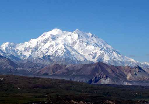 Aljašské pohoří (Alaska Range) 650km dlouhé pásmo (jihozápadně od Anchorage navazuje na Aleutské pohoří, končí v Kanadě) patří k nevadskému orogénu má charakter úzkého a dlouhého řetězu hřbetů,