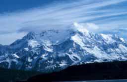 Hory Svatého Eliáše (Saint Elias Mountains) Pohoří nazuje na Wrangelovo, západní část je s ním geologicky shodná Pohoří dělí hranice Kanada-USA zhruba na poloviny Nejvyšší horou pohoří je Mount Logan