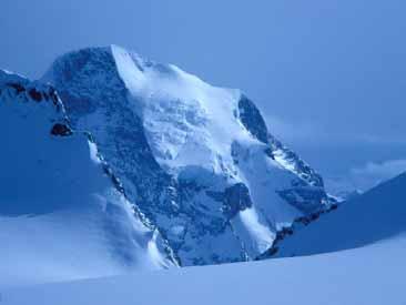 Kanadské Kordillery (v Kanadě: Pacific Cordillera) Reliéf: Na okrajích systému: vysoké horské štíty, ostré hřebeny a příkré svahy Uprostřed: lávové tabule a zdenudovaná
