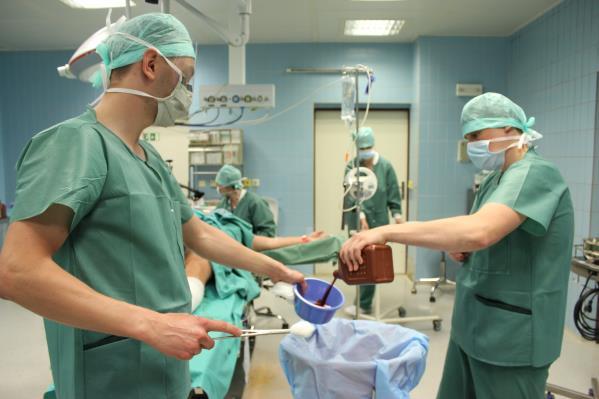 5 ORGANIZAČNÍ ČLENENÍ KLINIKY 5.1 AMBULANTNÍ ČÁST Všeobecná ambulance pro dospělé Dětská ambulance Ultrazvuk kyčlí novorozenců Specializované poradny: Poradna pro komplikace endoprotéz (prof.