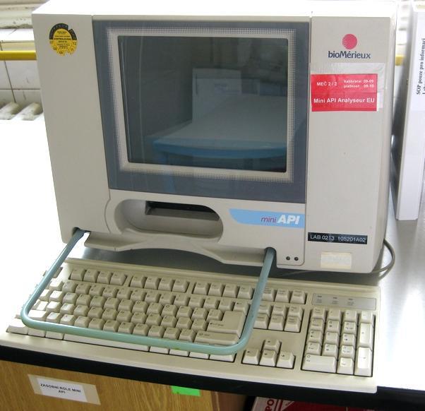 Výsledky porovnané s databází přístroje je možné i přímo vytisknout na integrované tiskárně (www.biomerieux-diagnostics.com).