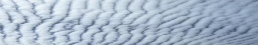 5. Altostratus mají vzhled šedavé nebo modravé oblačné plochy nebo vrstvy se strukturou vláknitou nebo žebrovitou nebo také bez patrné struktury, pokrývající úplně nebo