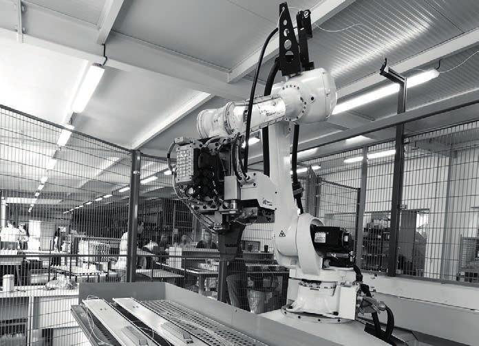 Mezi nové inovativní technologie patří například robotizované zastříkávání hliníkových jader, plně automatizované zapojovací pracoviště System Robot či vypěňovací linka Sonderhoff.