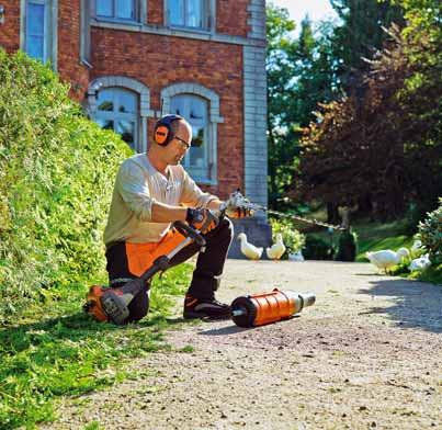 34 KOMBINOVANÉ STROJE CELODENNÍ POUŽITÍ Odolné stroje, které si poradí s náročnými podmínkami při profesionálním použití. Vynikající výkon a vyvážení pro produktivní práci s minimální námahou.