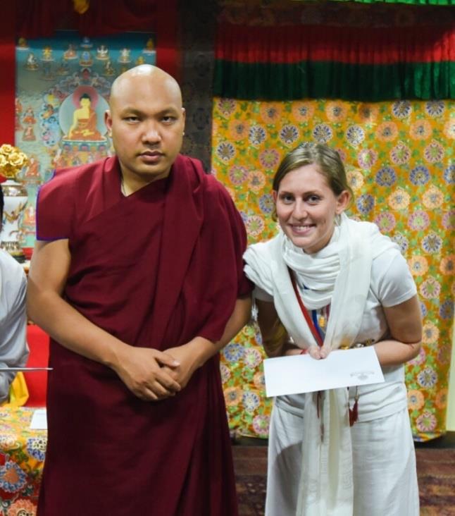 dokončila rok studia bönistické filozofie a tibetštiny v severní Indii a posléze se přidala ke skupině mnišek cestujících do Bodhgáji za dalajlámou na lednovou Iniciaci Kalačakry.