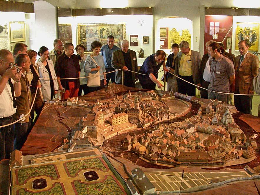 2 Besuch des Museums in Krumau bei der BBOS-Tagung 2002 Návštěva muzea v Českém Krumlově při konferenci BBOS v roce 2002 den Referenten waren die Haupt-Protagonisten der neuen Zusammenarbeit, neben