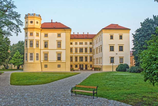 möglich, im Sitz des Nationalinstituts für VK, in den Räumlichkeiten des Schlosses in Strážnice, eine umfangreiche repräsentative Ausstellung unter dem Titel Volkstracht in Mähren zu installieren.