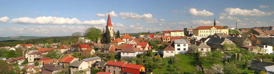 Umístění hotelu 2 Českomoravská vrchovina Vysočina, podhůří Železných hor na okraji chráněného krajinného území údolí řeky Doubravy okraj města Chotěboře naproti zámku a