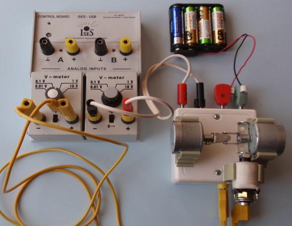 6. Rotující feromagnetické rameno a jako snímač s trvalým magnetem předmagnetovaná cívka s feromagnetickým jádrem (obr.