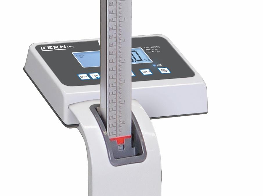 Přečtěte tělesnou výšku na měřítku. 11.5.2 Stanovení indexu tělesné hmotnosti (Body Mass Index) Zapněte váhu stisknutím tlačítka. Počkejte na zobrazení ukazatele stabilizace STABLE.