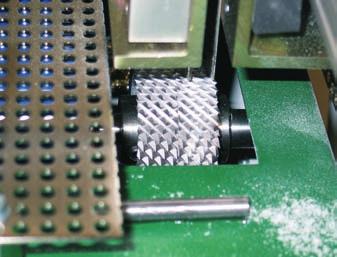 Produkty Svět tisku 7 8/2009 40 Frézovací kolečko modulu je zhotoveno ze speciálního velmi tvrdého kompozitního materiálu.