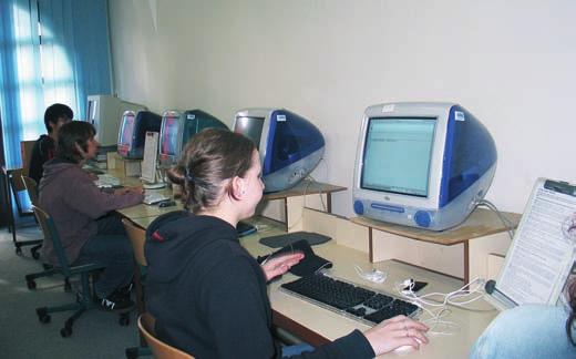 Svět tisku 7 8/2009 75 Profil školy Jedna z učeben mediální grafi ky a předtiskové přípravy získat maturitu také formou studia podle individuálního studijního plánu, ale zájemců o toto nástavbové