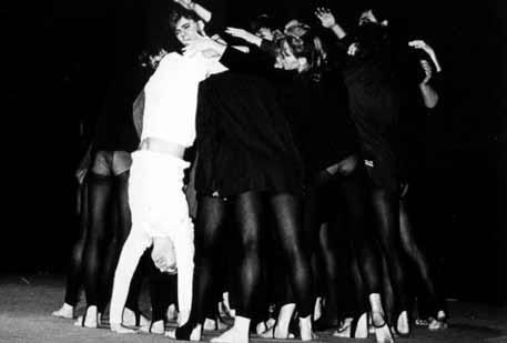 09 ZE ŽIVOTA HMYZU Impuls Praha Hudba: Pražský výběr (Michael Kocáb a Michal Pavlíček) Choreografie: Josef Prouza Rok uvedení: 1983 Choreografie vznikla na tehdy zakázanou hudbu Michaela Kocába a