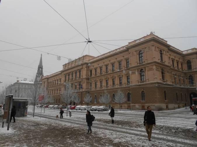 Pohled z ulice Joštova 3 VIZE V současné době lze interiérové řešení budovy Ústavního soudu charakterizovat jako soubor prostor, postupně v posledních desetiletích upravovaných, bez jednotné koncepce.