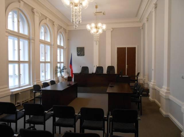 jejich vstup do prostoru jednací síně. Předsíň nebude součástí předkládaného návrhu, pouze je nutné respektovat dispoziční propojení této místnosti s jednací síní dveřmi.