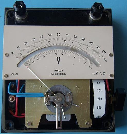 Systémy analogových měřicích přístrojů Analogové měřicí přístroje obsahují elektromechanická ústrojí, která využívají