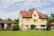 Vybavení pokoje - manželská postel, skříň, stolek, sedací souprava, lednice - koupelna