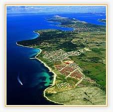 7 Ostrov Pag ostrov s nejdelší pobřežní čarou na Jadranu Pevninský svah je část dna oceánu, která navazuje na pevninský šelf. Prudce se svažuje a nezřídka dosahuje hloubky až 3 000 m.