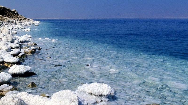 Slanost se udává v jednotkách promile - (1 promile je 1 gram soli v 1 kilogramu vody). Salinita Obr. 9 Rozmístění salinity na Zemi Slaná voda je voda v mořích či oceánech.