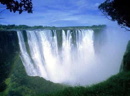 Viktoriiny vodopády Jeden z největších světových vodopádů, vysoký 90-108 m, na řece Zambezi poblíž severozápadního cípu Zimbabwe.