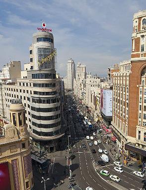 Madrid, Španělsko Směnárny nabízejí transakce bez poplatku s kurzovým rozdílem 20-40%.