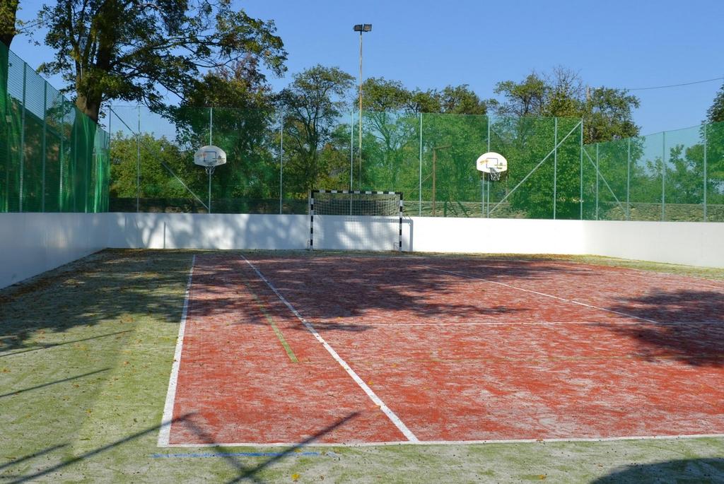 Ještě těsně před otevřením dokončila realizační firma FUNNY SPORT poslední dodělávky a po naší urgenci provedla vyrovnávku podkladové podložky.