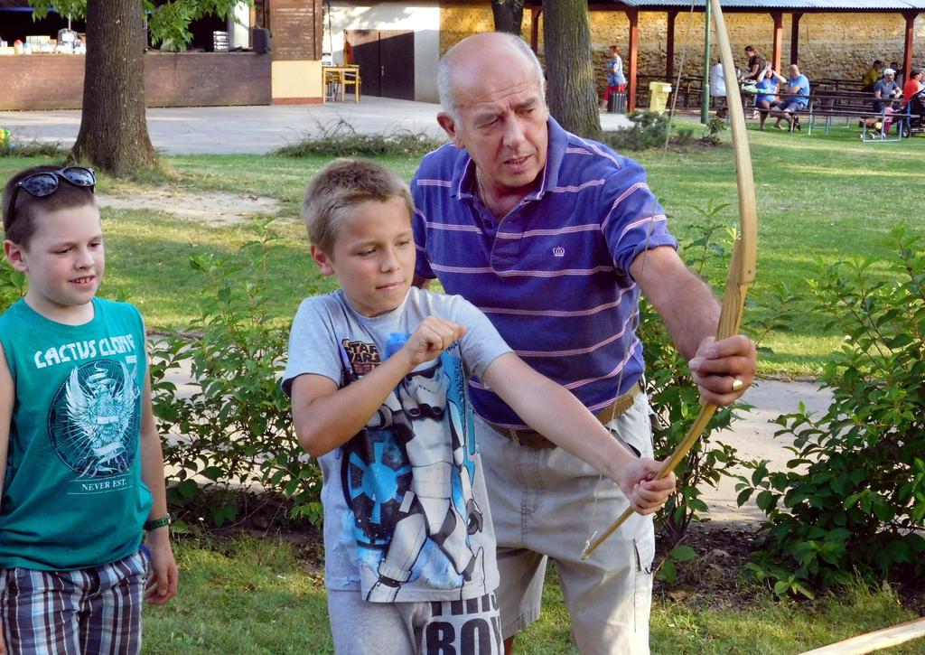 UKONČENÁ PRÁZDNIN Odpoledne 26. 8. 2017 zazněl opět v zámeckém parku smích, hudba a spokojené chrupkání různého občerstvení.