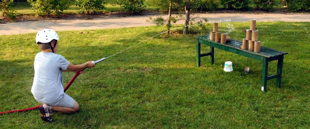 K občerstvení byla připravena velmi pestrá nabídka: palačinky, banán s čokoládou a šlehačkou, smažené hranolky, placičky, grilované makrely. Kolo štěstí bylo pro děti i dospělé.